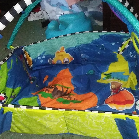 This us like a tummy time but it has like a crate - Picture 3 of 4